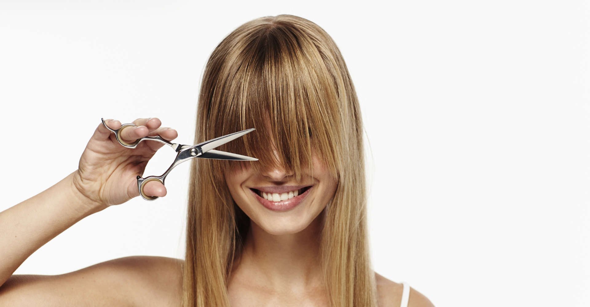 mulher cortando a franja do cabelo