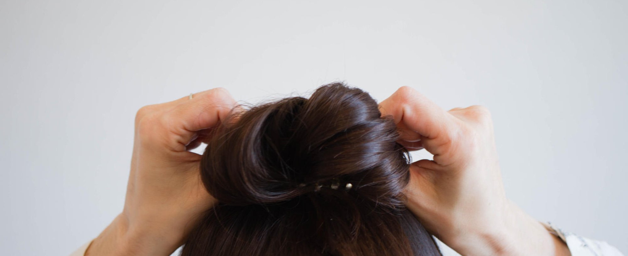 mulher exibe penteado half bun