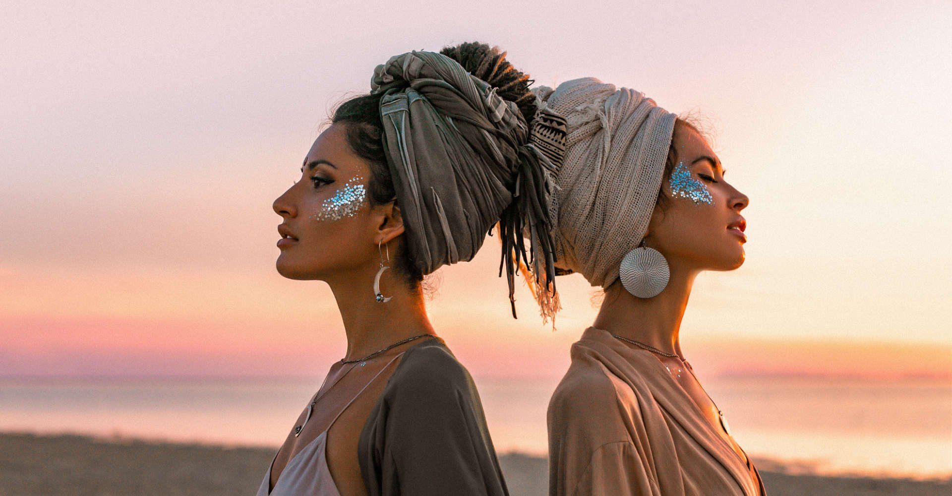 duas mulheres exibem o coque alto com turbante