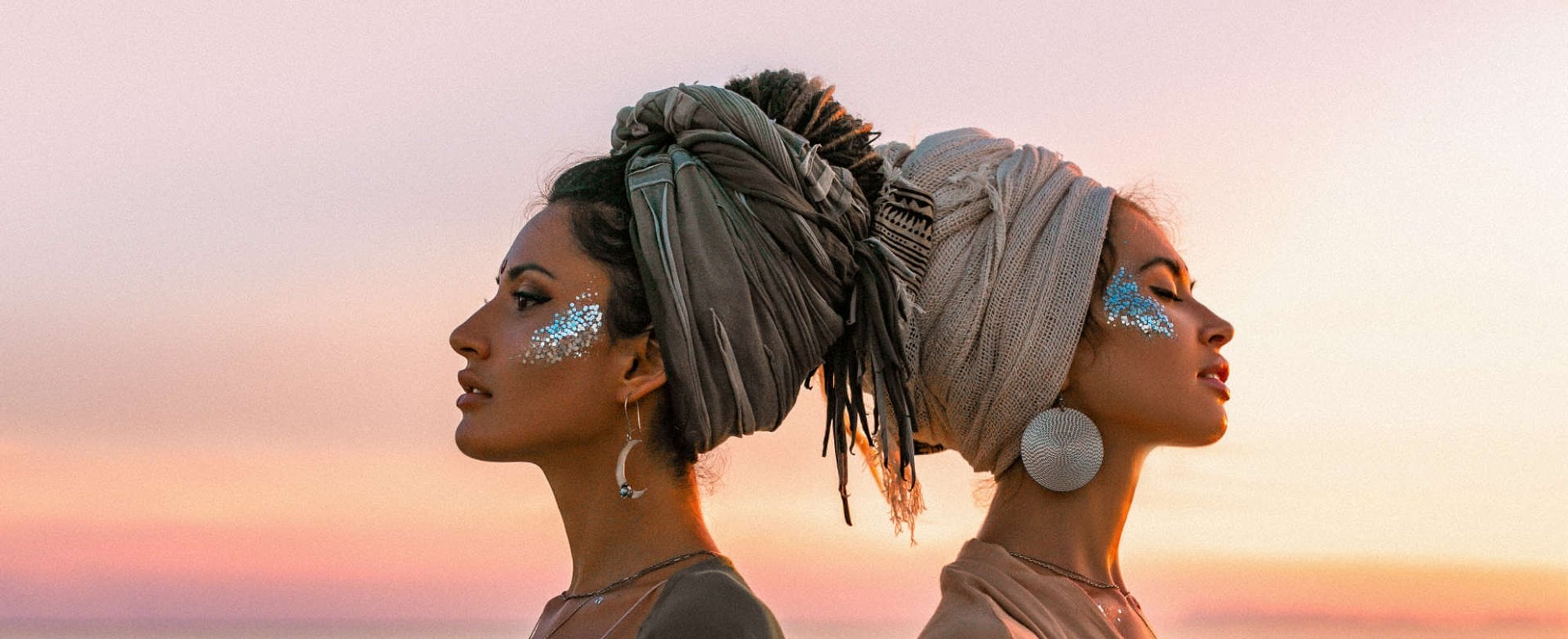 duas mulheres exibem o coque alto com turbante