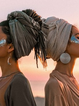 duas mulheres exibem o coque alto com turbante