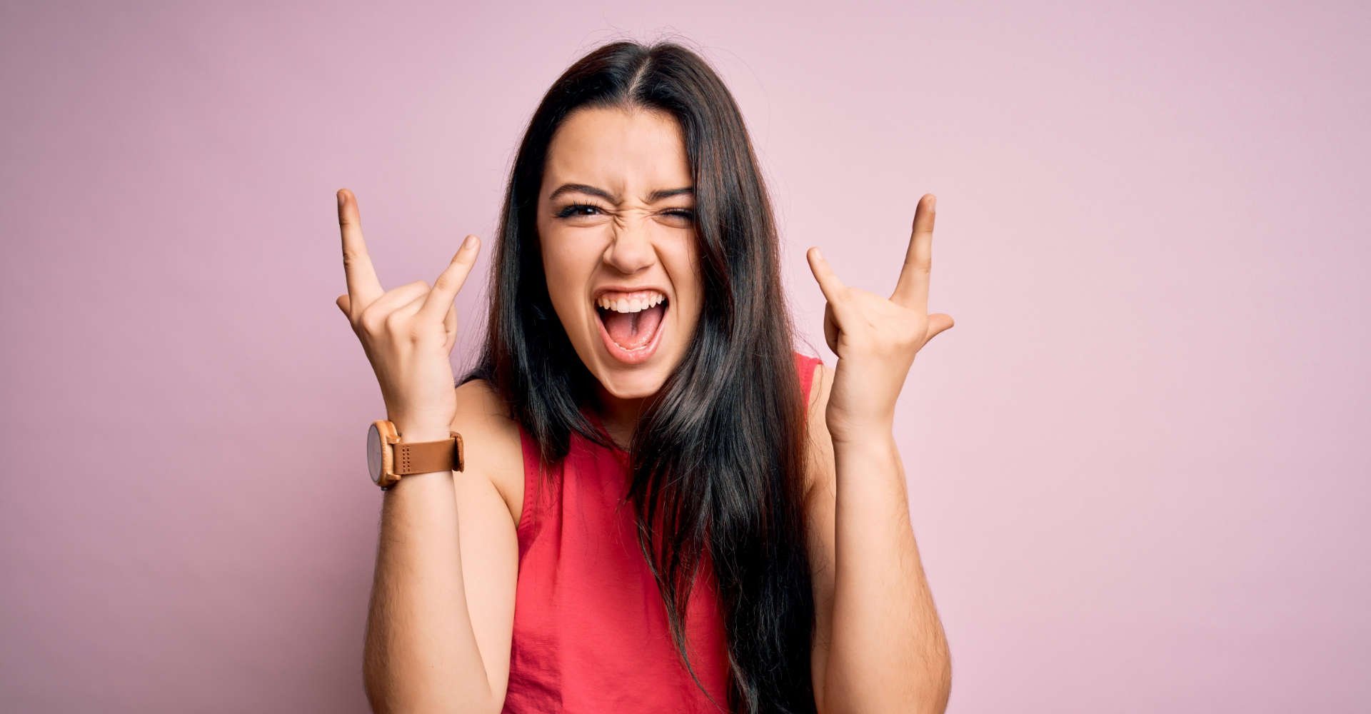 mulher animada antes do show de rock