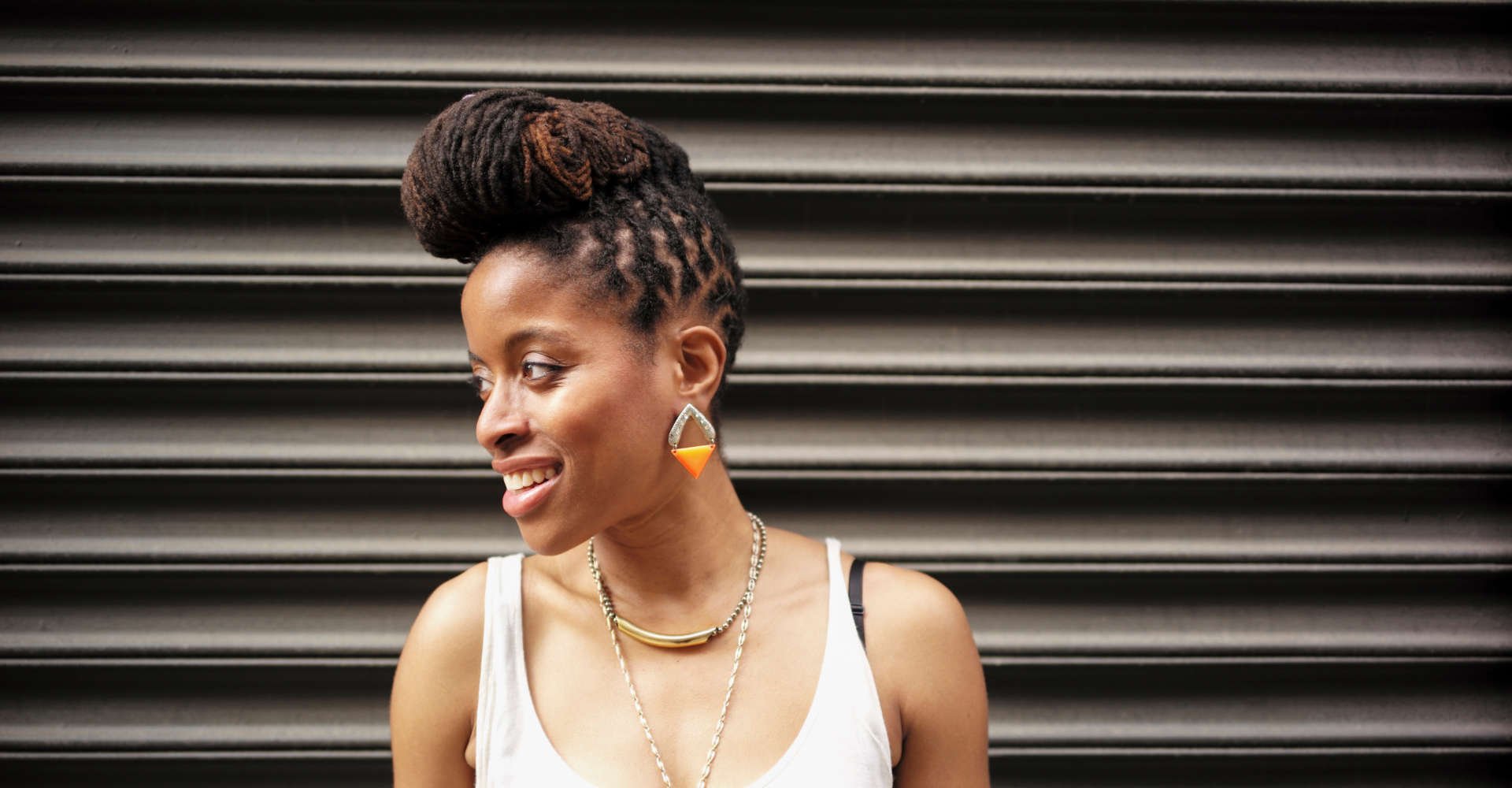 mulher exibe penteado com coque trançado alto