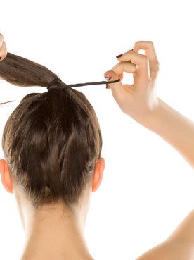 mulher mostra o cabelo sendo preso