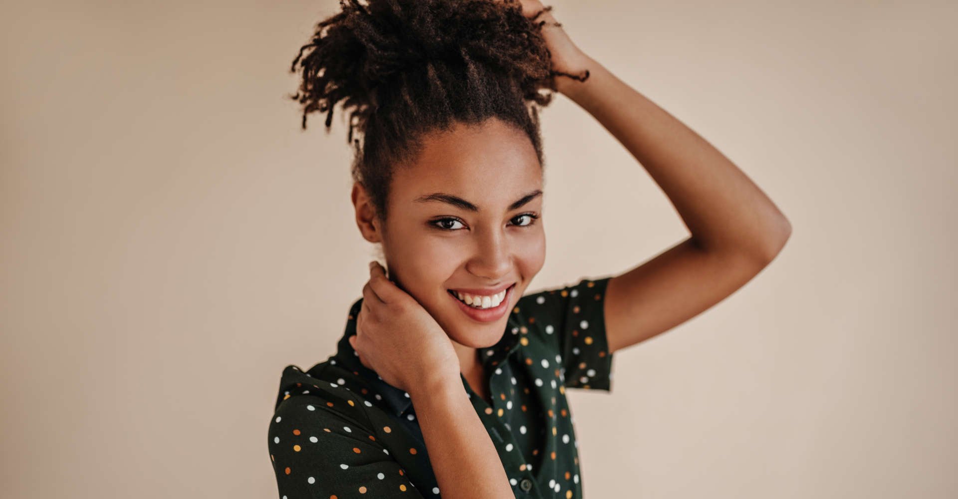 mulher de cabelos cacheados 