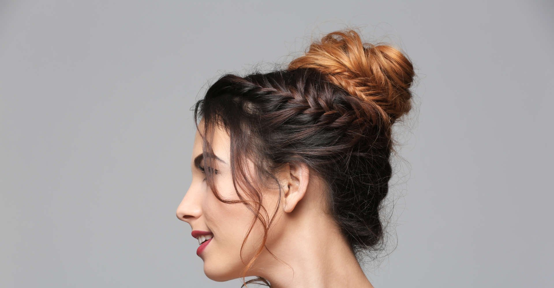 mulher exibe trança na lateral do cabelo