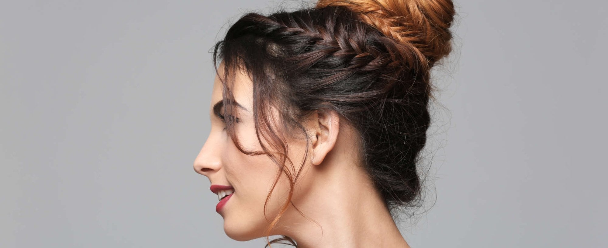 mulher exibe trança na lateral do cabelo