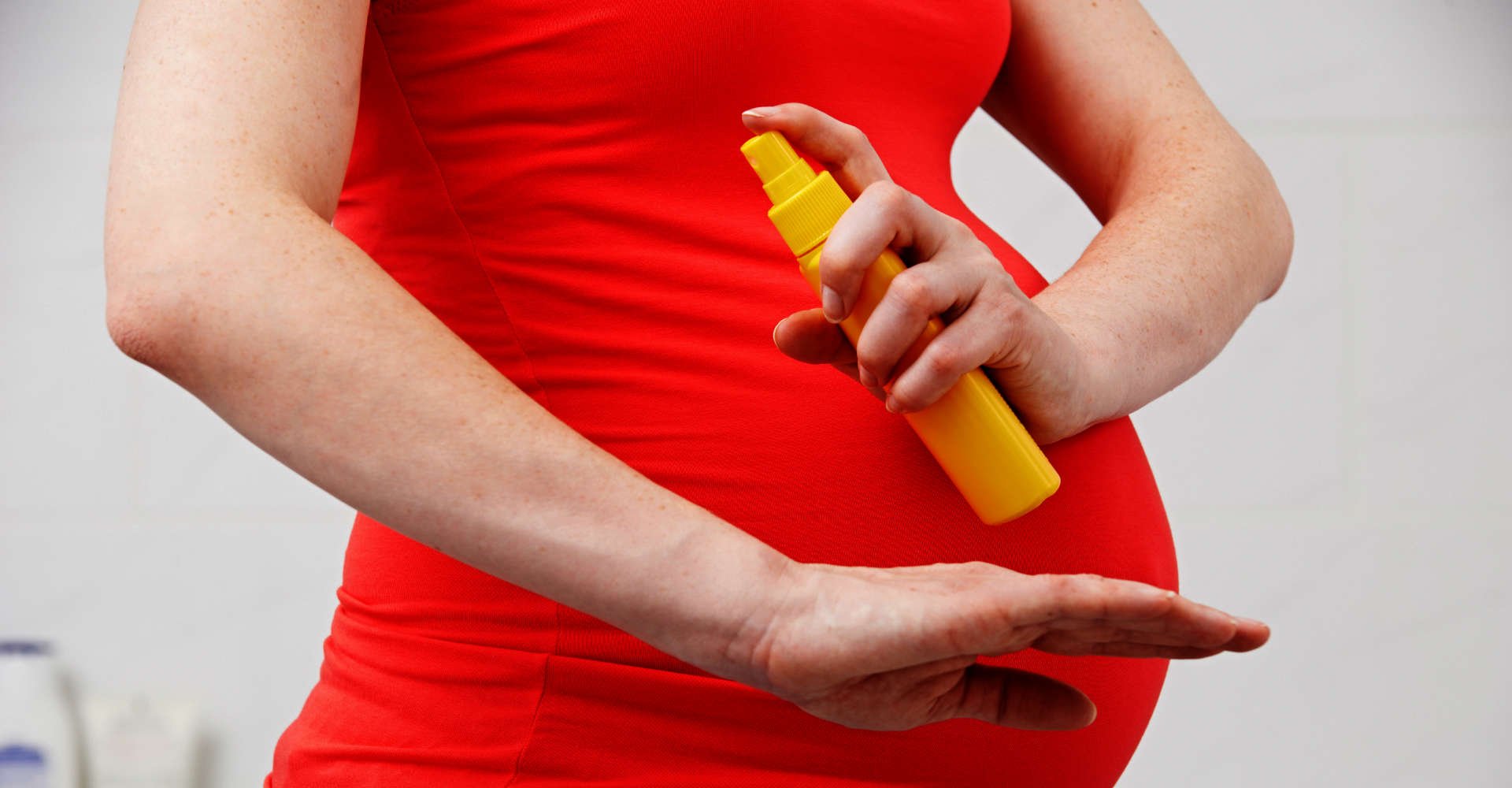 mulher grávida passando repelente DEET