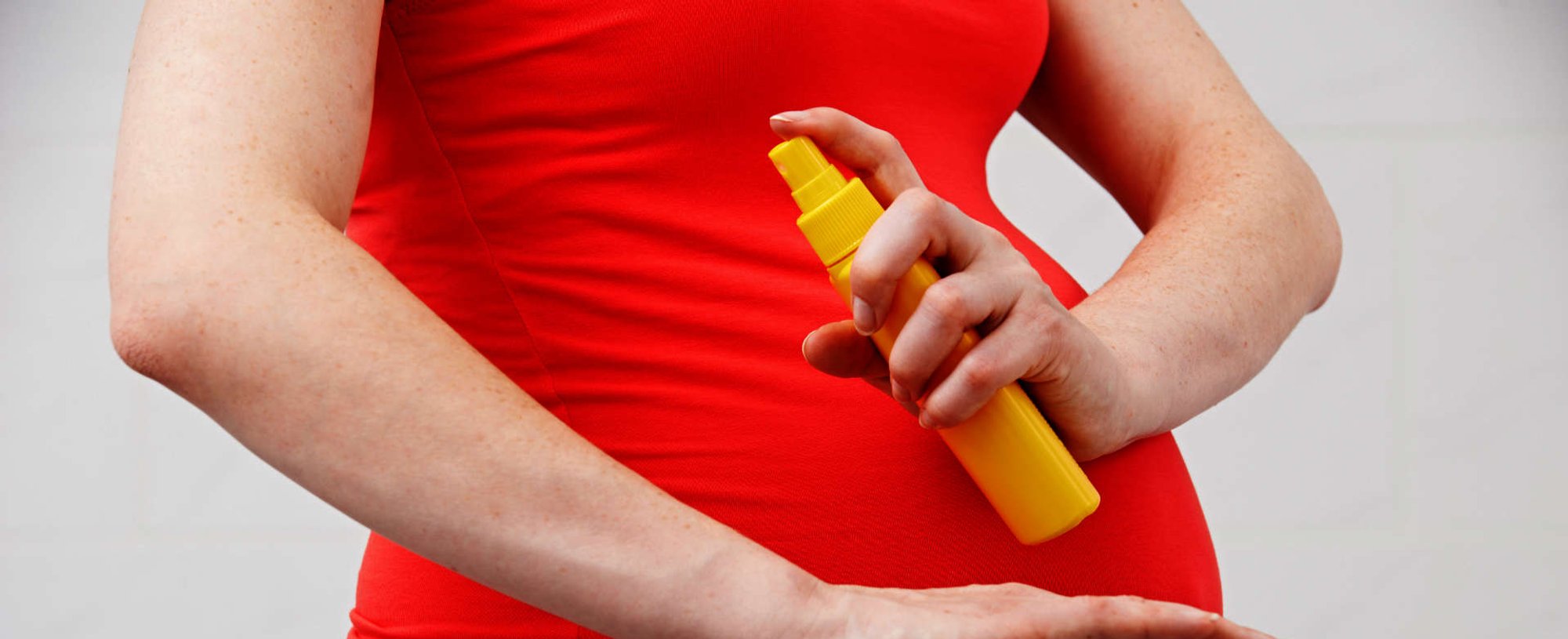 mulher grávida passando repelente DEET