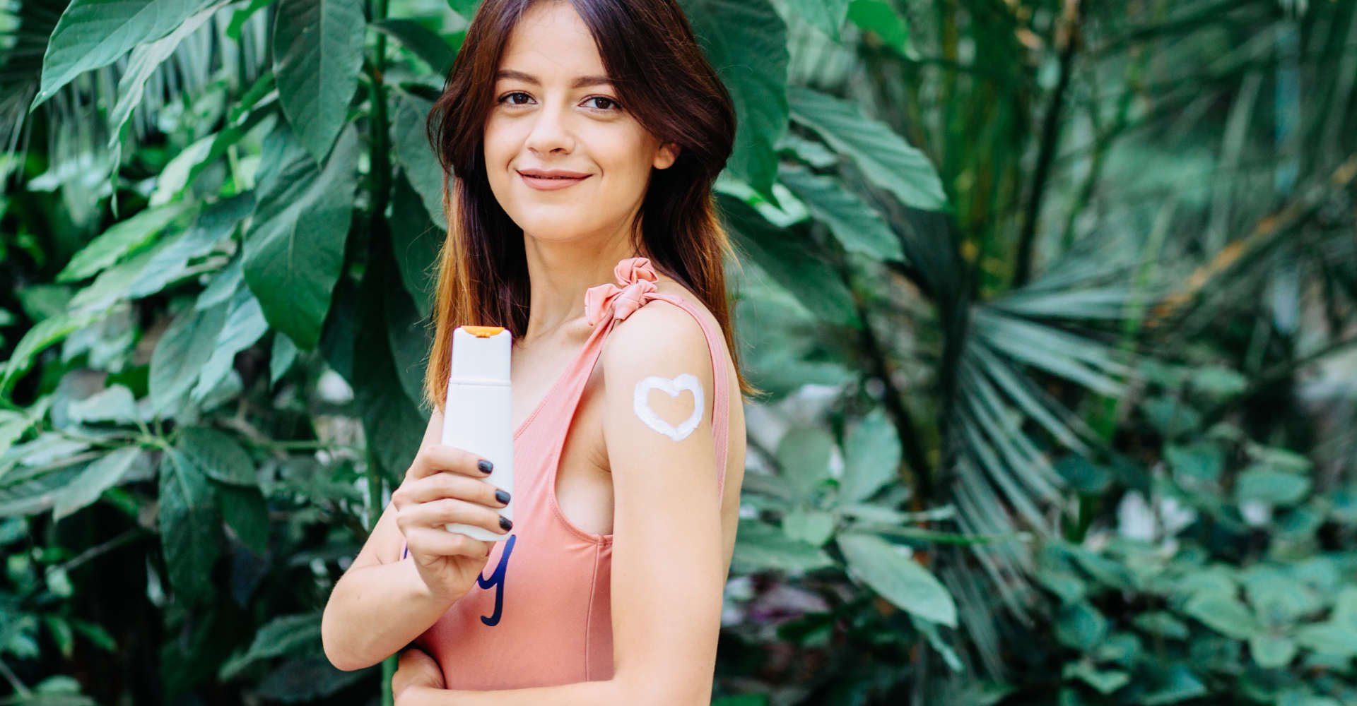 mulher segura protetor solar com ação repelente