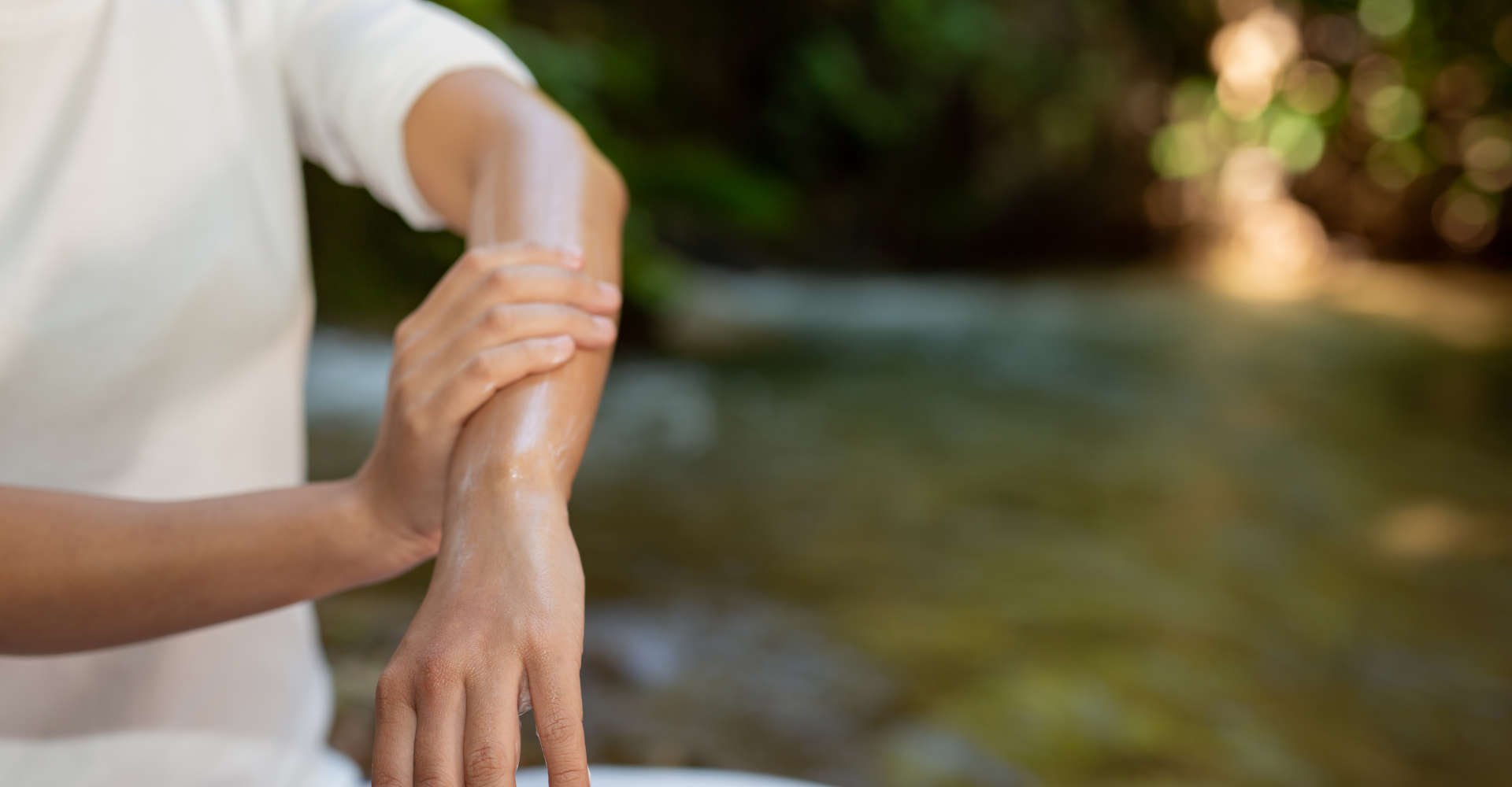 mulher passando repelente no braço