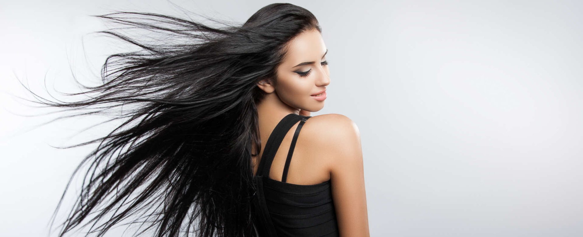 mulher exibe seus cabelos pretos