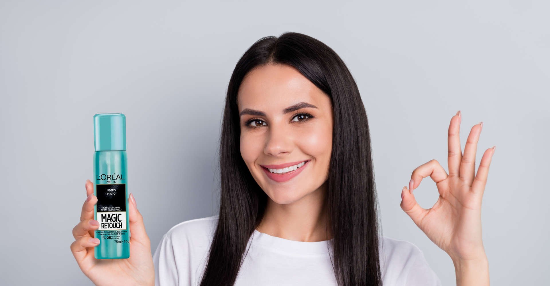 mulher segurando um retocador de cabelo