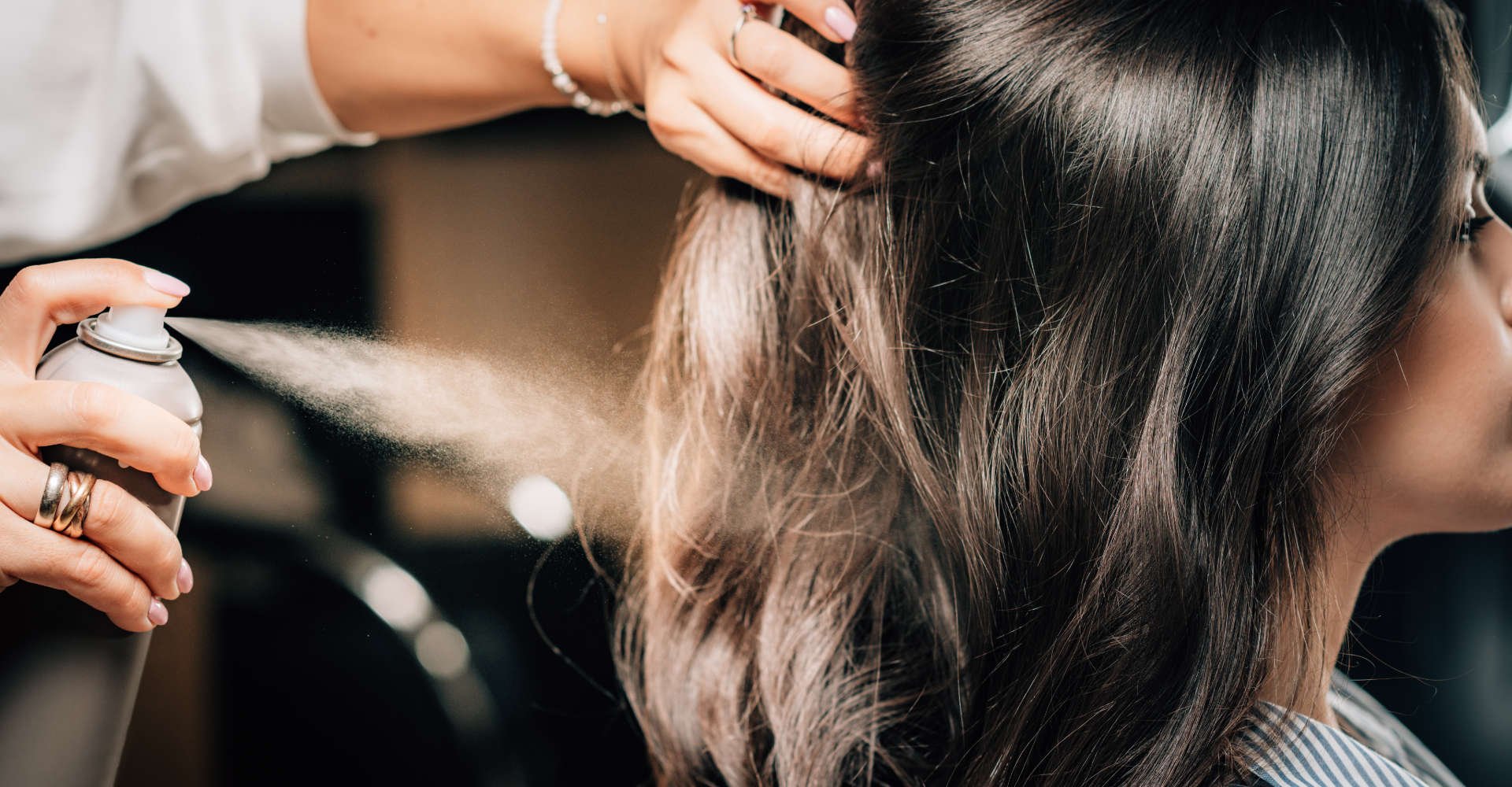 mulher passando tinta spray no cabelo