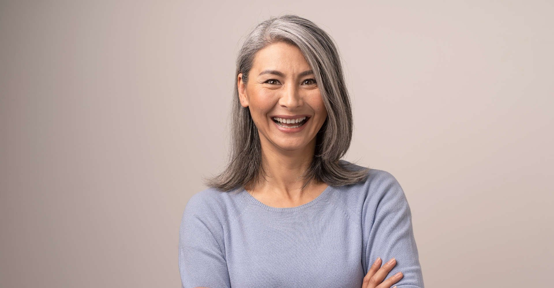 mulher de cabelos grisalhos sorrindo