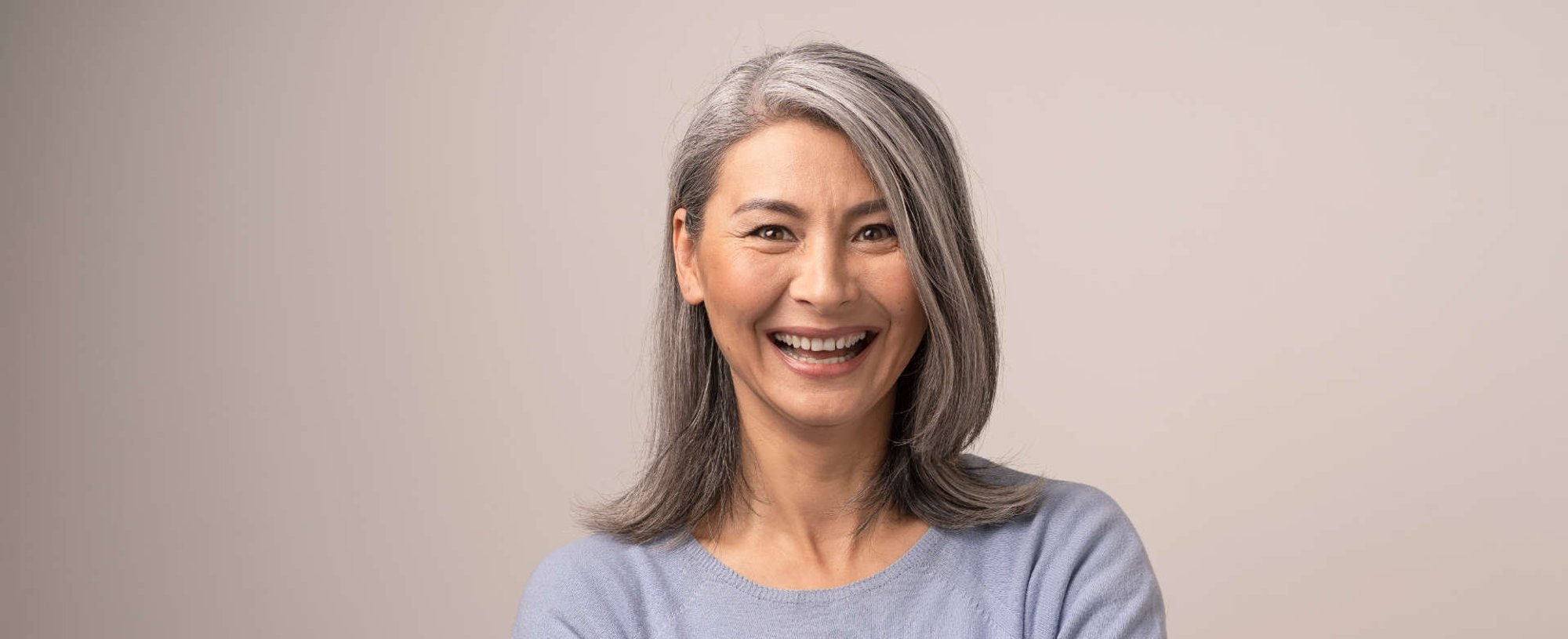 mulher de cabelos grisalhos sorrindo