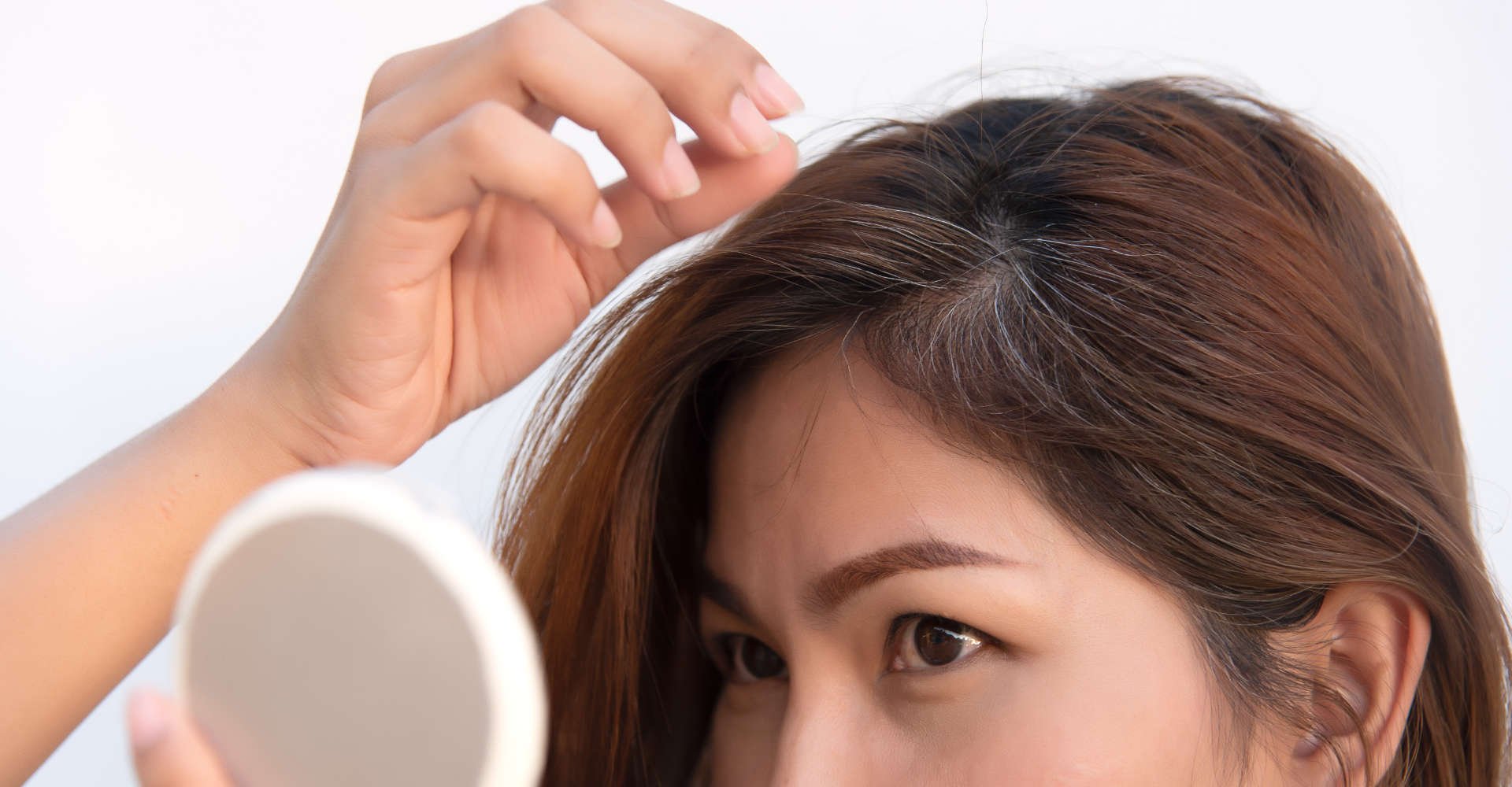 mulher conferindo raízes brancas 