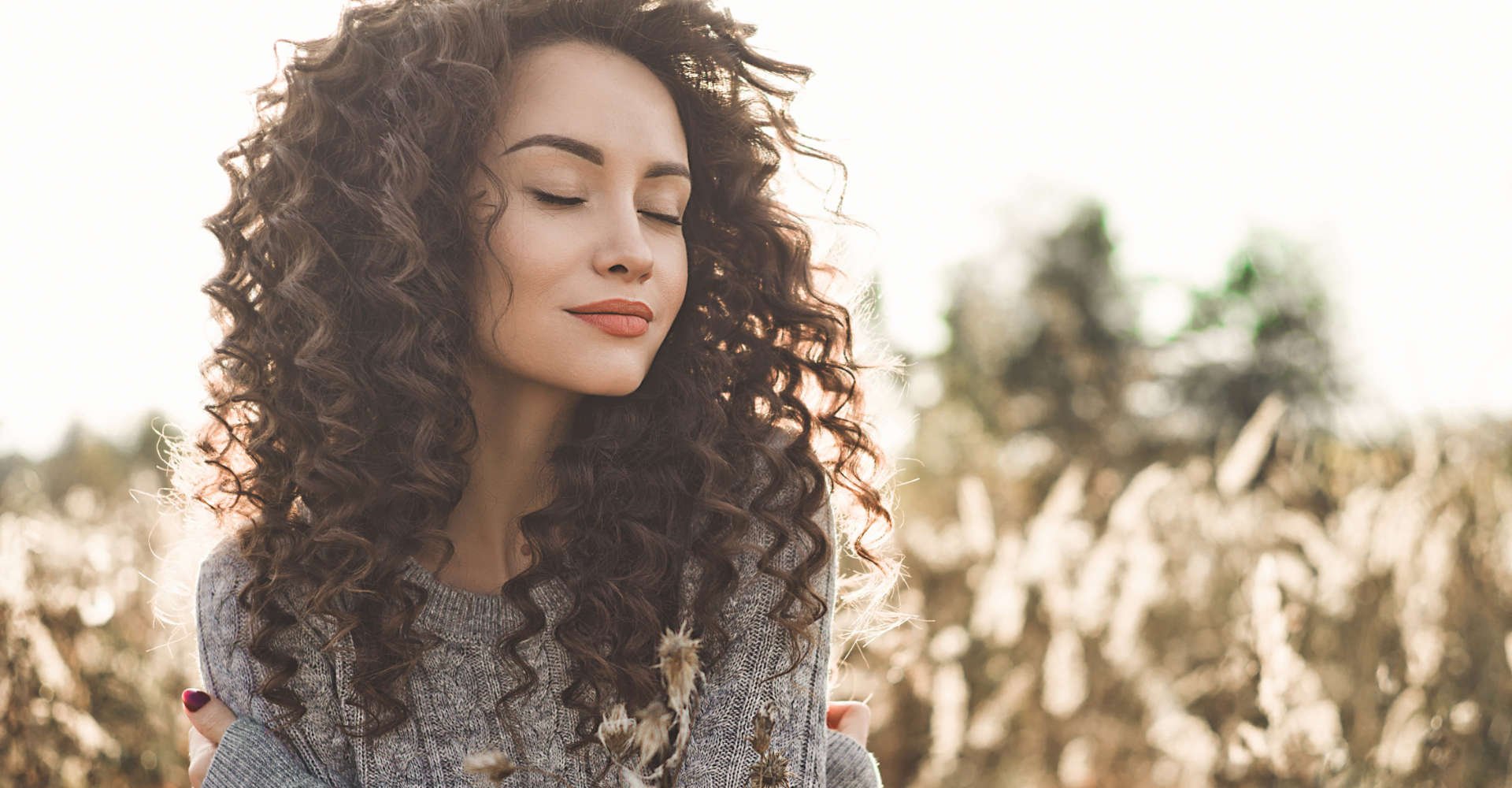 mulher exibe cabelo cor mel tabaco