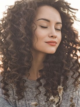 mulher exibe cabelo cor mel tabaco