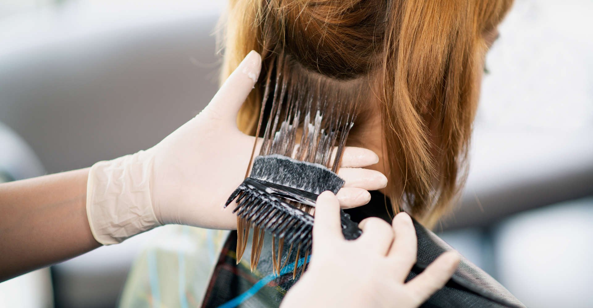 mulher divide o cabelo em partes para aplicar a coloração
