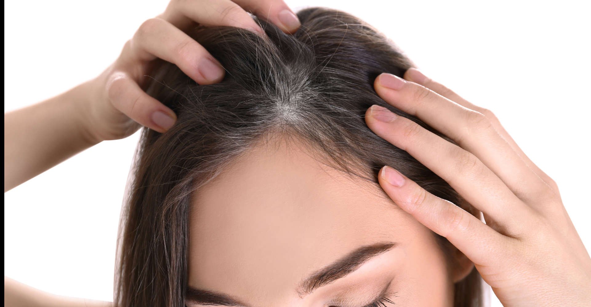 mulher exibe fios de cabelos branco