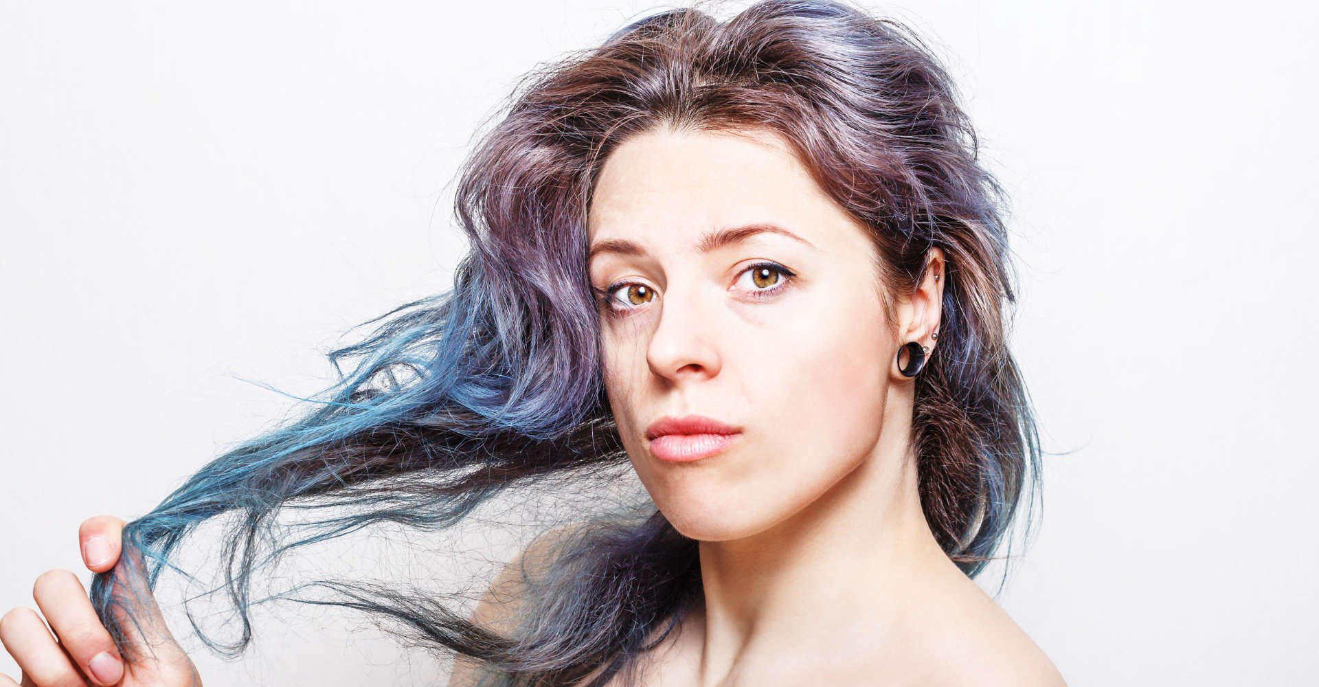 mulher com os cabelos todo bagunçado