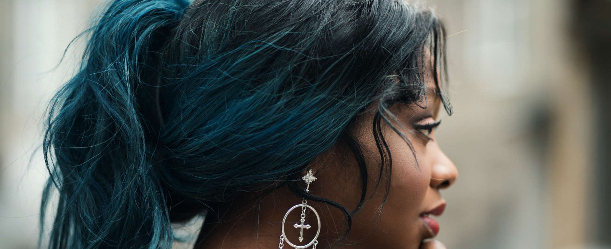 mulher exibe cabelo preto azulado