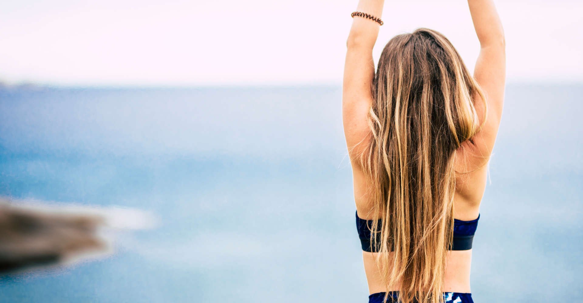 mulher exibe cabelo castanho loiro