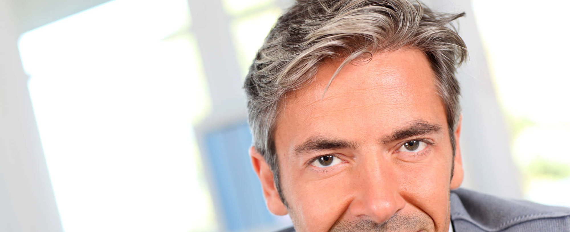 homem exibe penteado loiro platinado