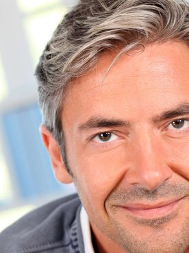homem exibe penteado loiro platinado