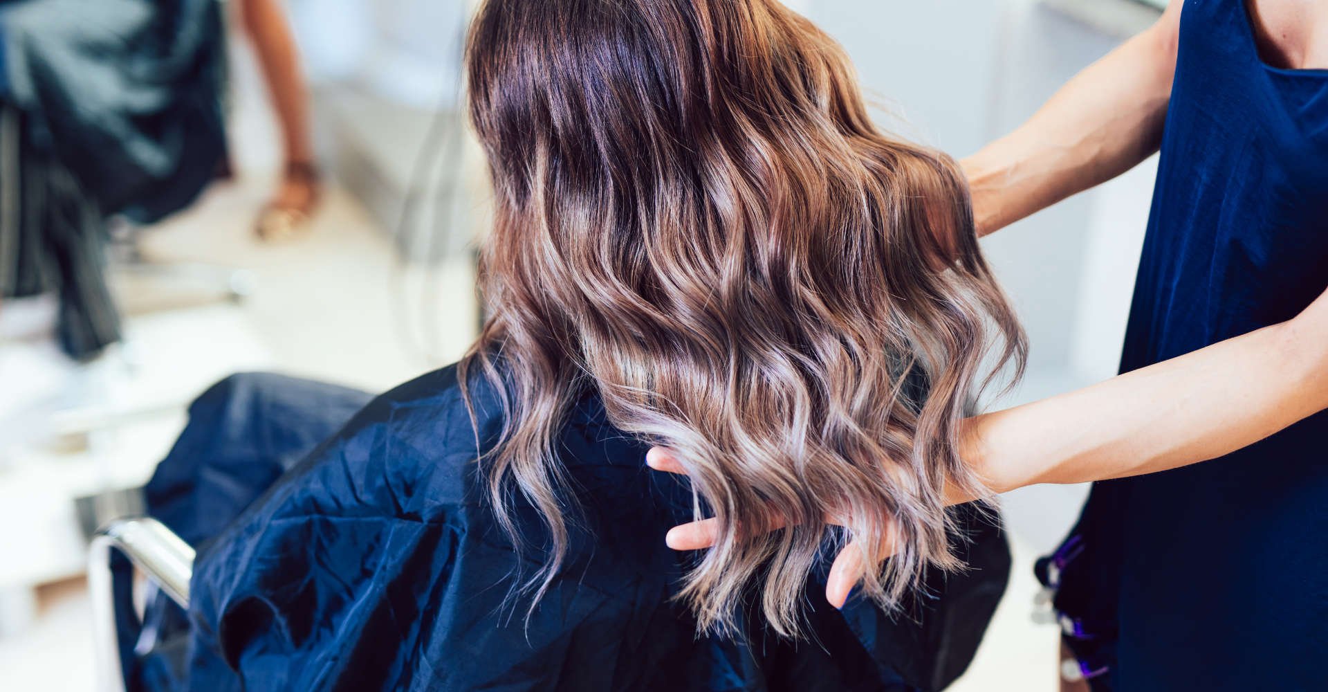 mulher exibe cabelos com colorações "spiced cided hair"