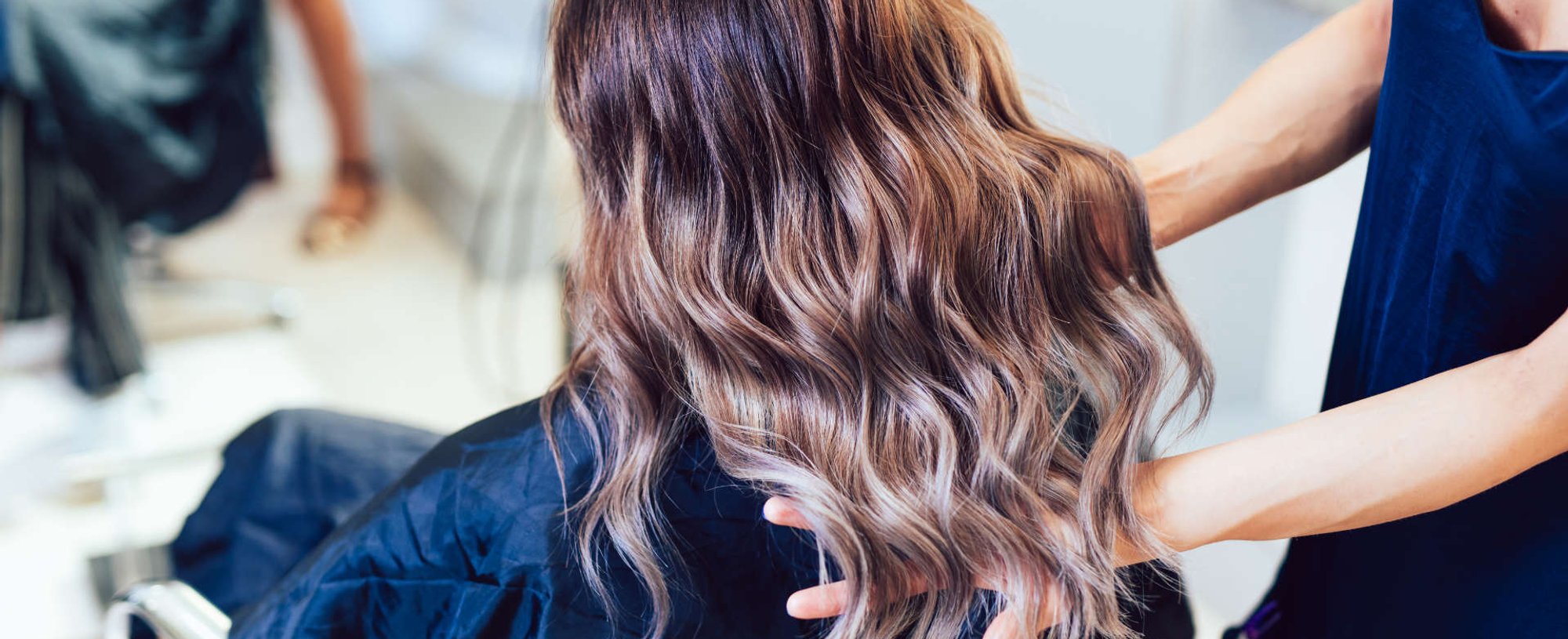 mulher exibe cabelos com colorações "spiced cided hair"