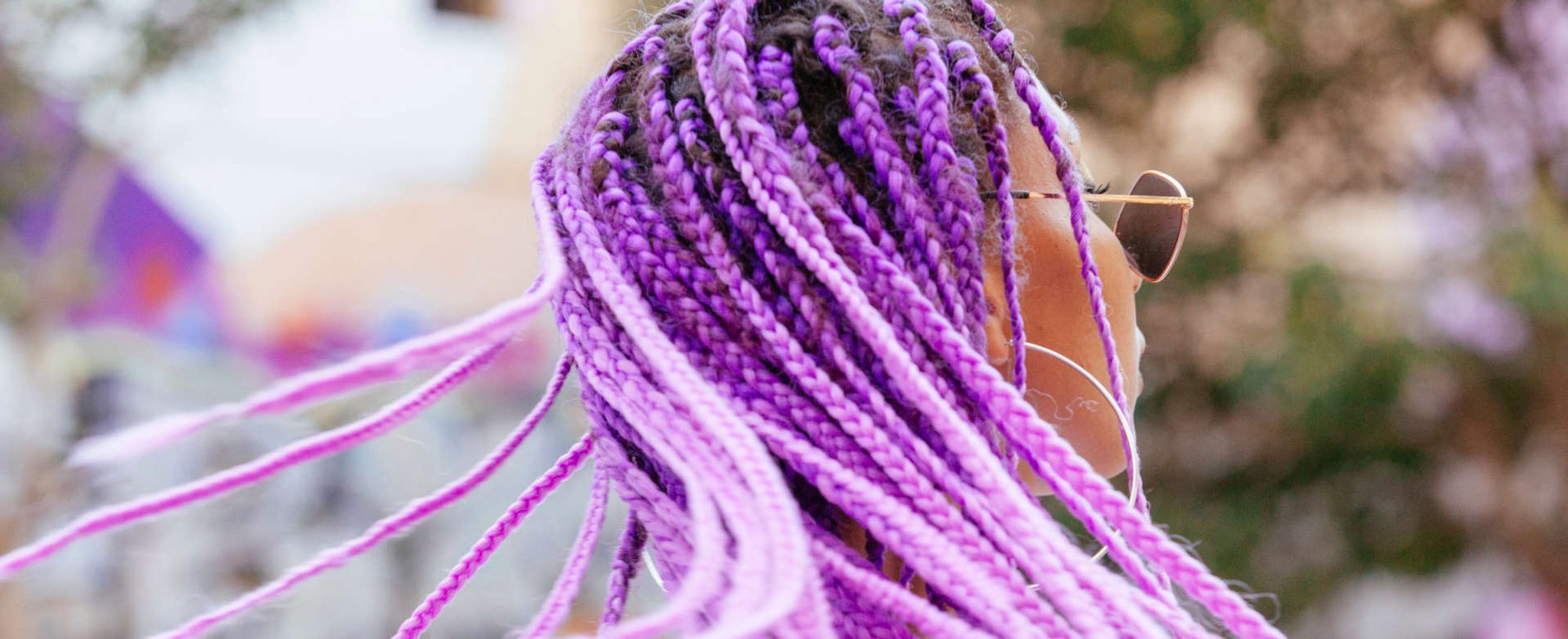 mulher exibe cabelos cor violeta forte