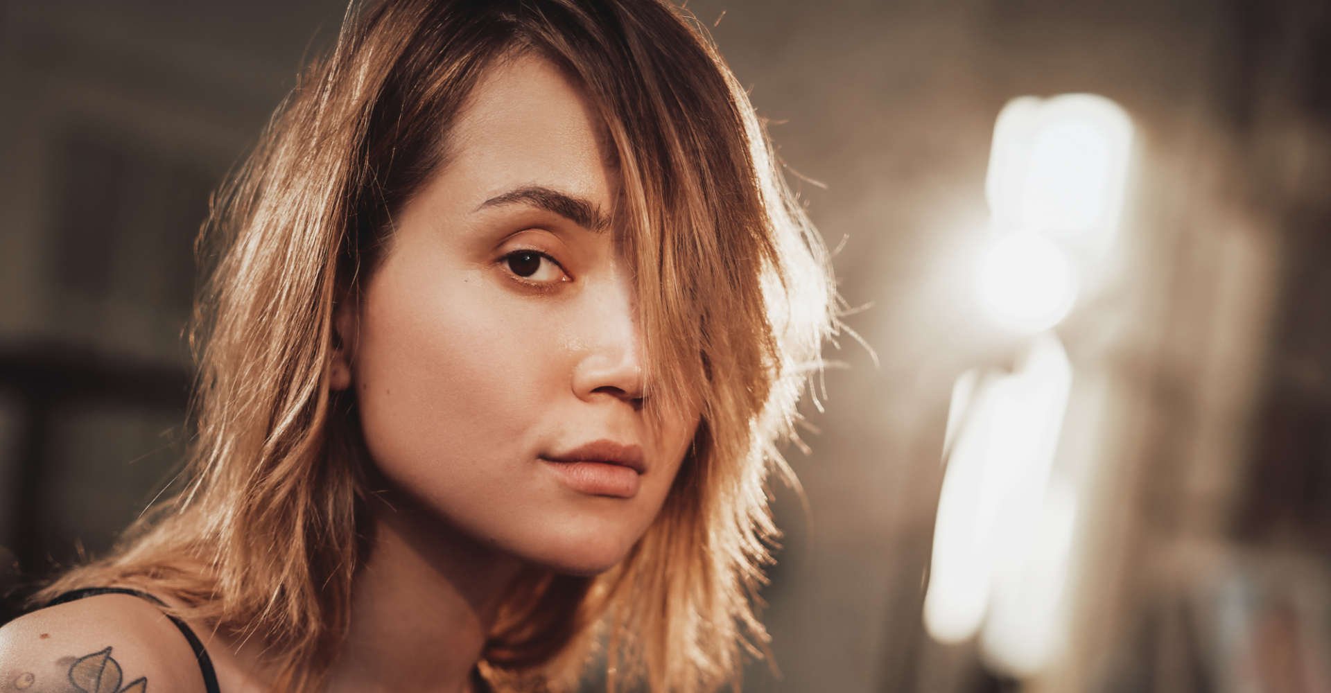 mulher exibe cabelos castanhos iluminados