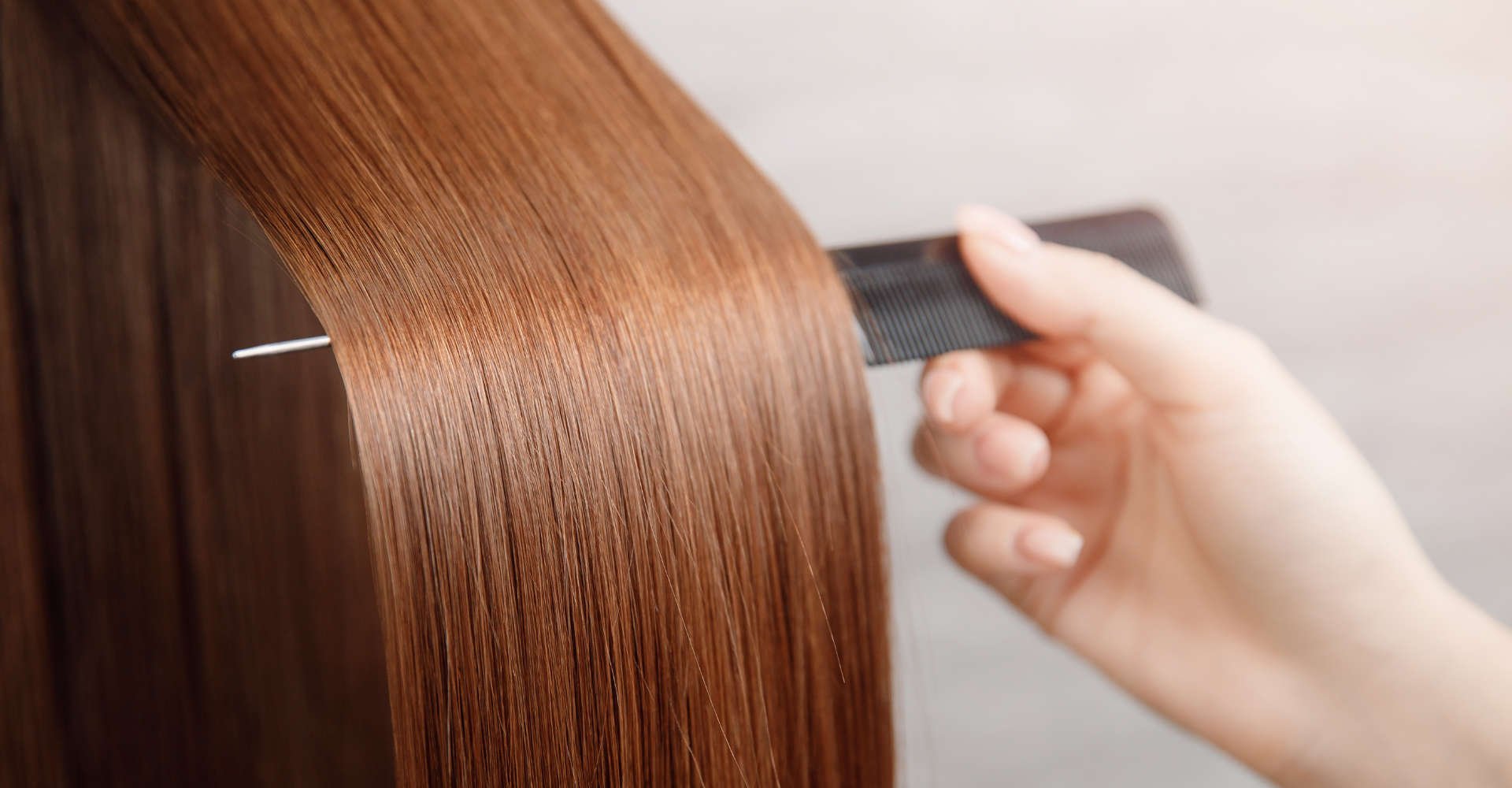 cabelo espelhado sendo levantado por um pente