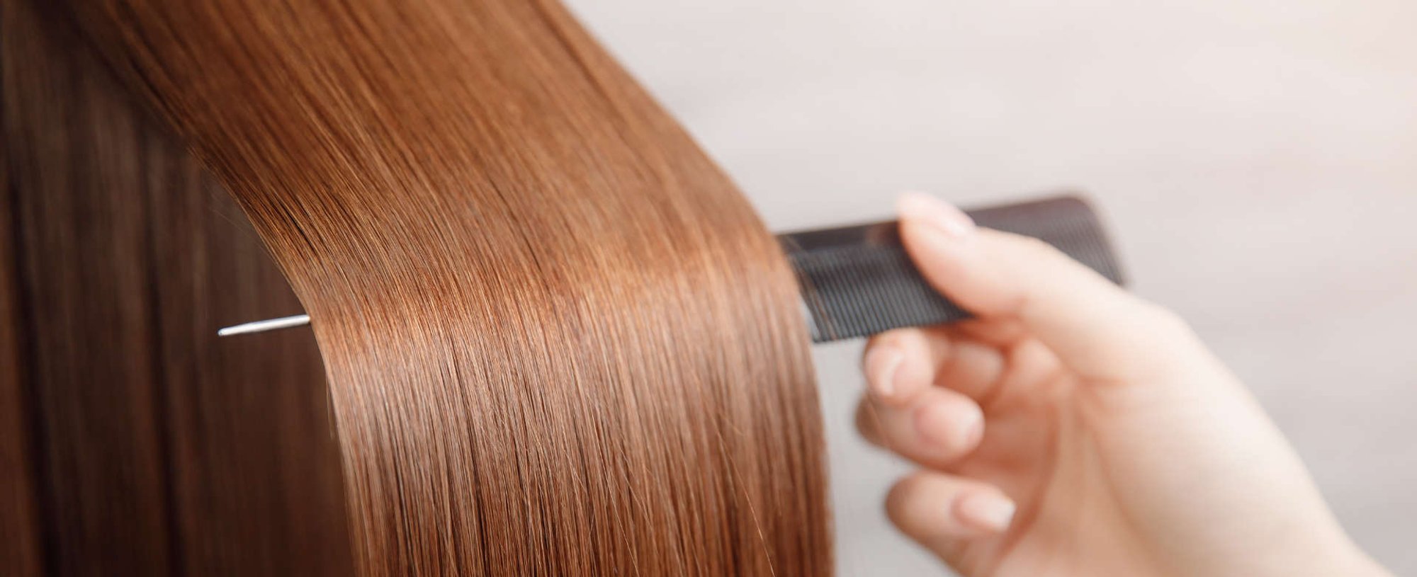 cabelo espelhado sendo levantado por um pente