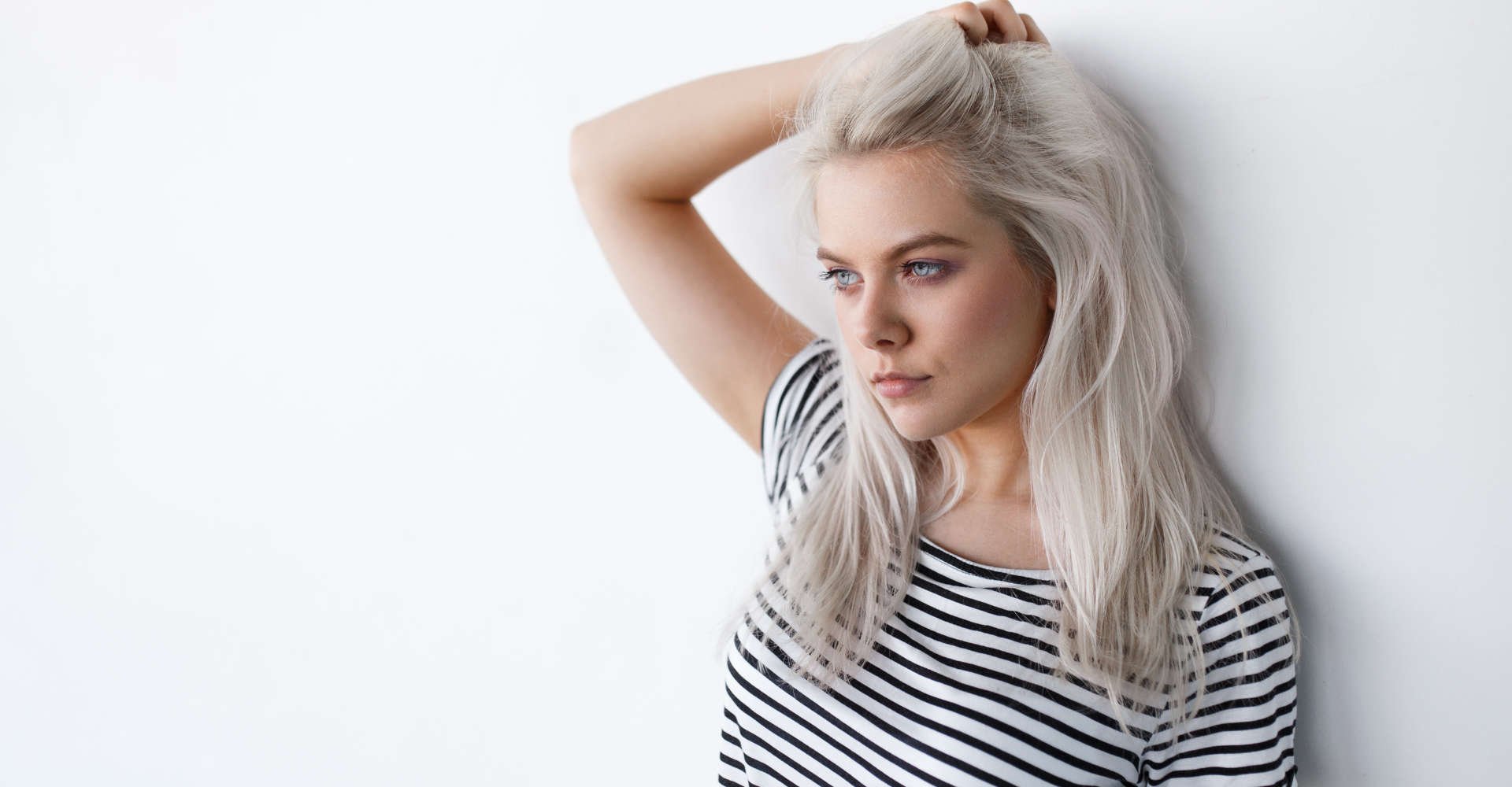 Modelo branca com cabelo platinado