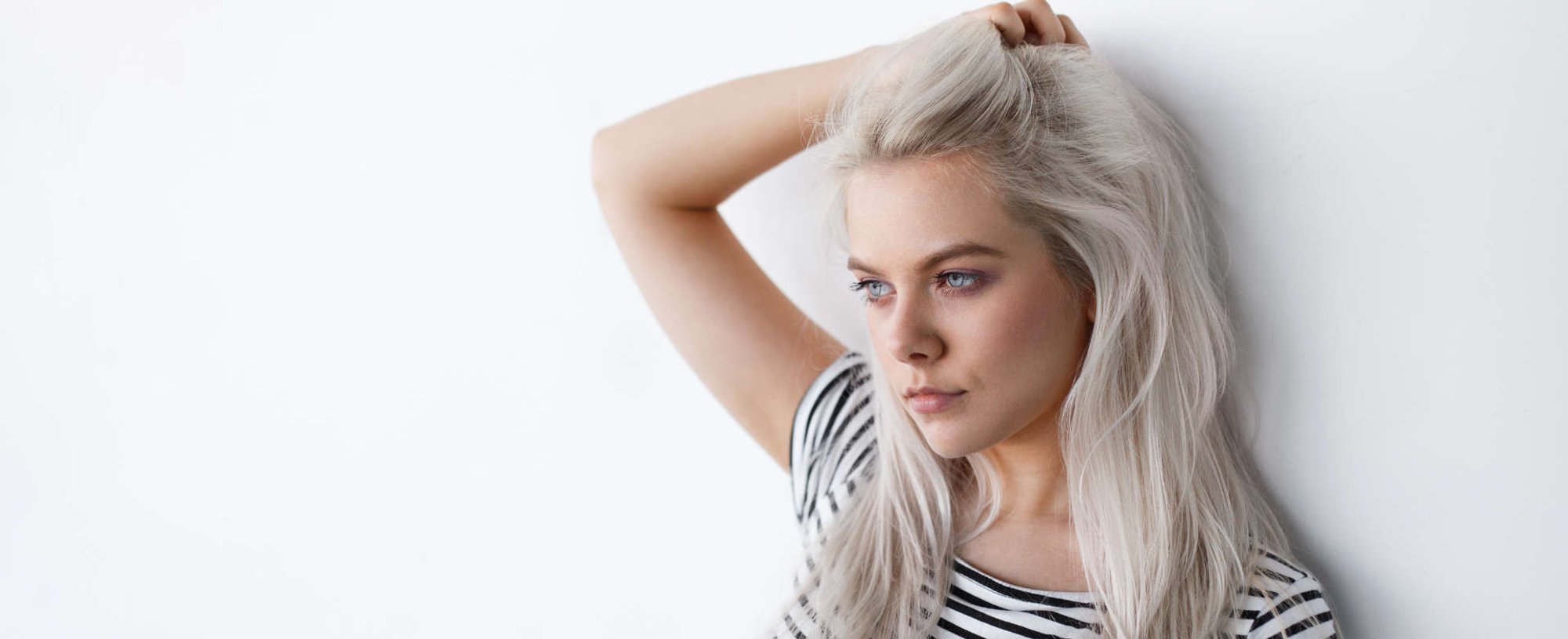 Modelo branca com cabelo platinado