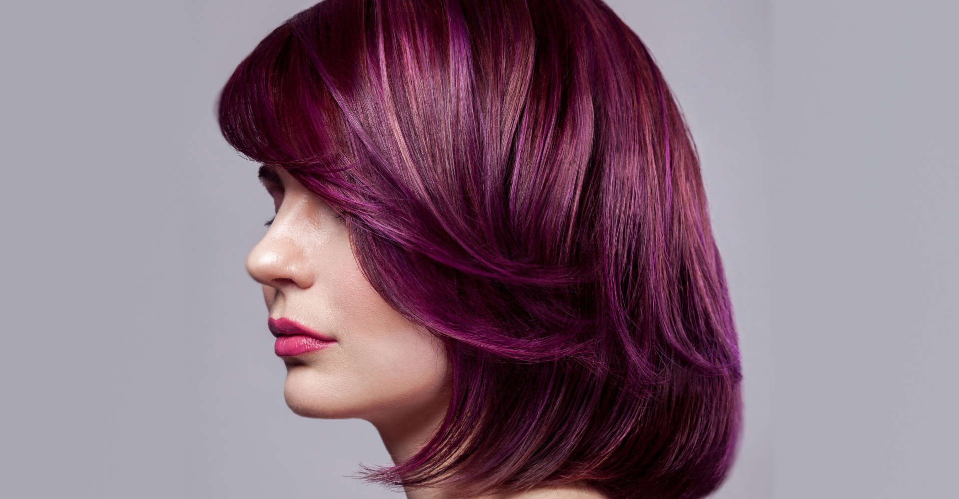 mulher exibe cabelo coloração vermelho acajú