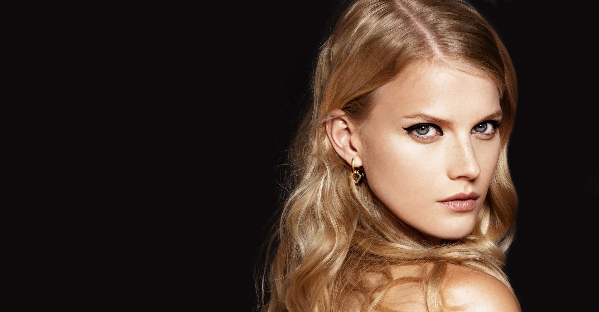 mulher loira olhando desconfiadamente