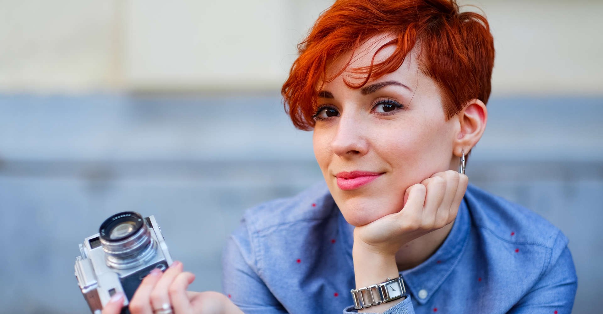 mulher exibe seu cabelo vermelho