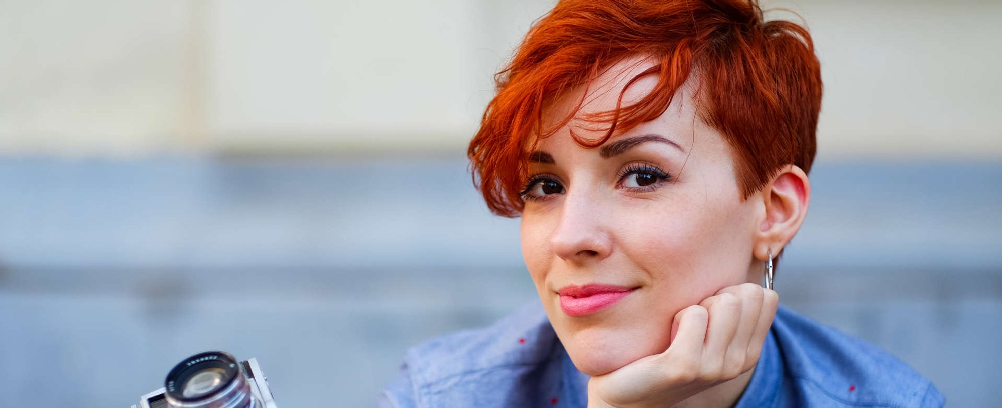 mulher exibe seu cabelo vermelho