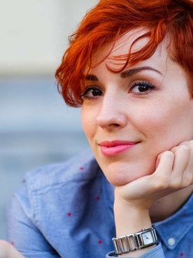 mulher exibe seu cabelo vermelho