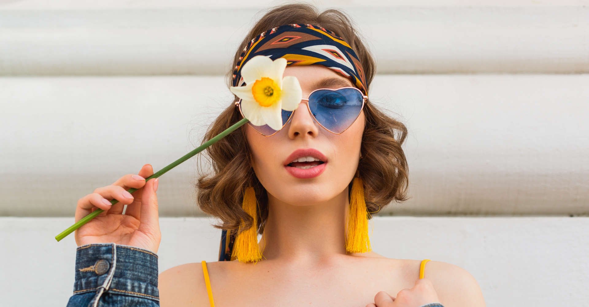 mulher exibe flor branca e amarela 