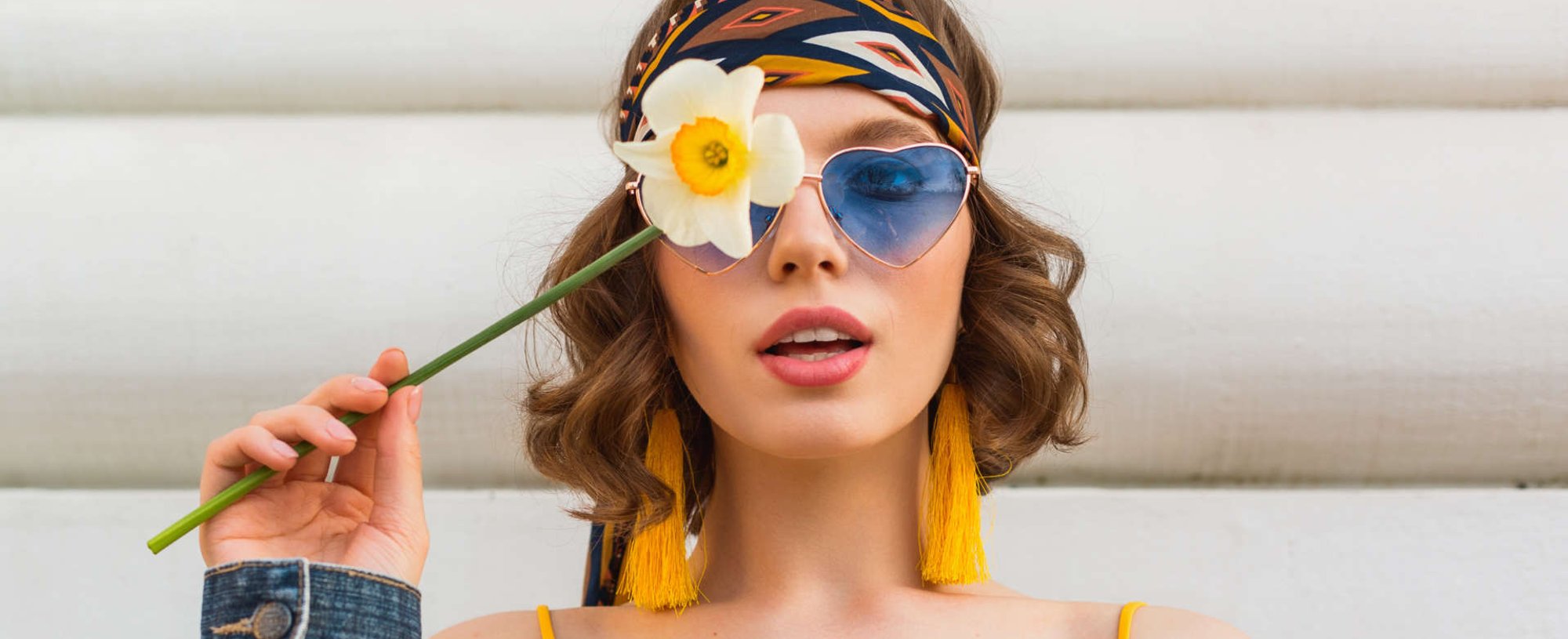 mulher exibe flor branca e amarela