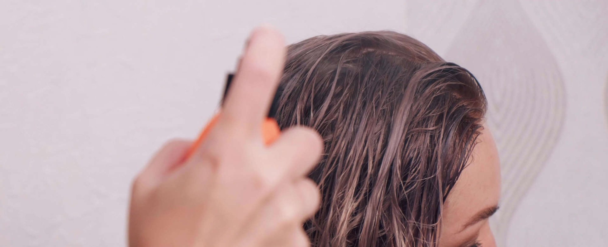 mulher atingindo os cabelos com um spray