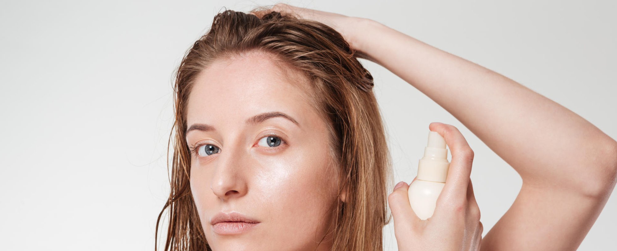 mulher tingindo o cabelo com spray