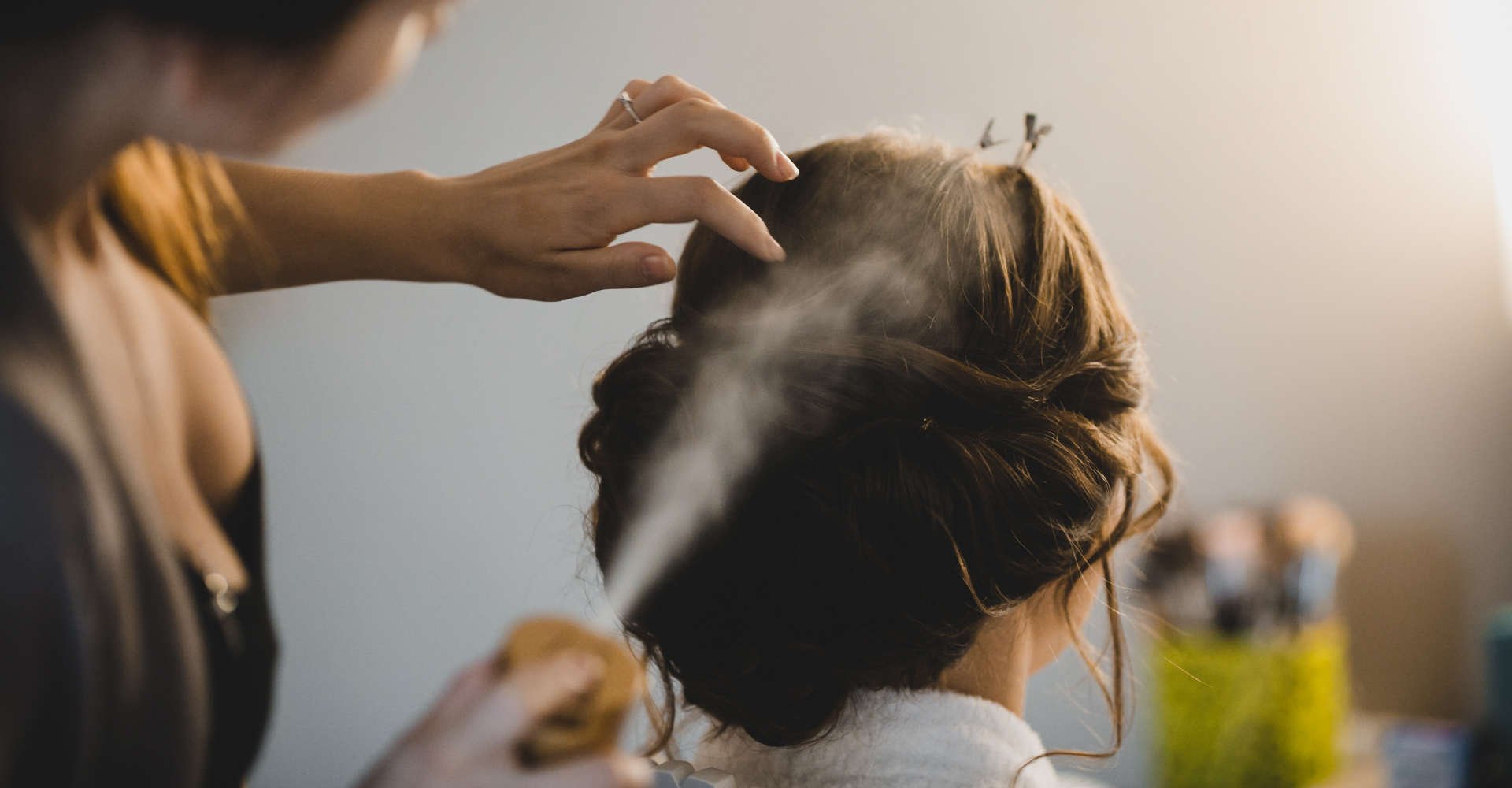 mulher auxilia no tingimento das raízes dos cabelos da cliente