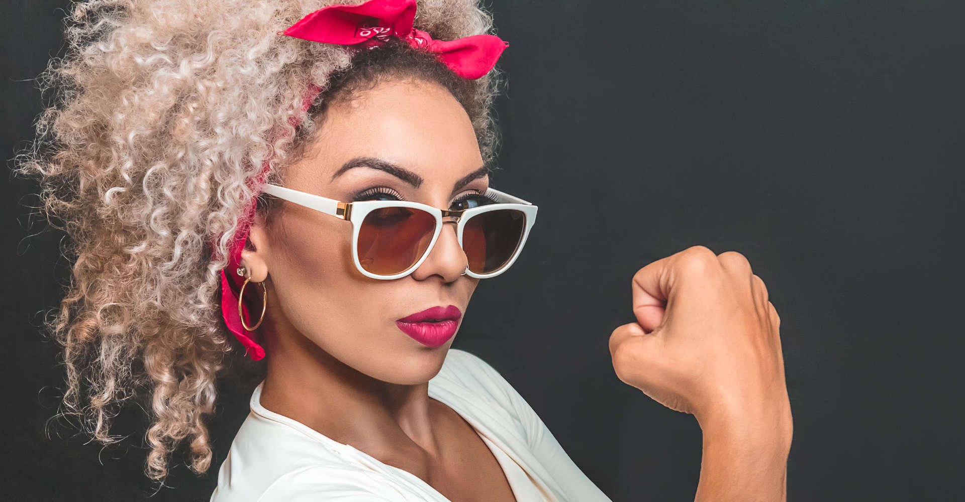 mulher exibe seus cabelos loiros