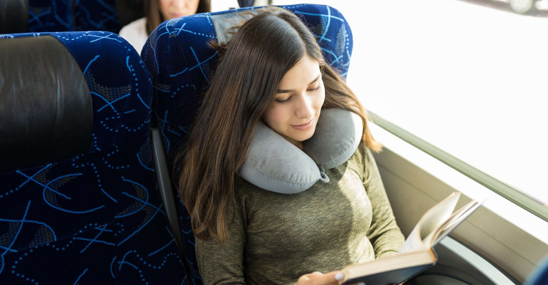 mulher em viagem de ônibus